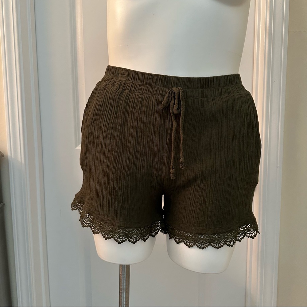 Kingston Gray lace hem drawstring shorts WITH POCKETS. Size XL shorts.